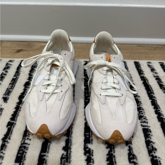 New Balance 327 - Picture 3 of 5